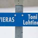 Autopaikkakyltti tarratekstiillä, kiinnitys tolppaan läpiruuvein.