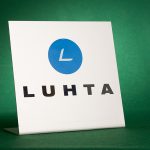 Alumiinikyltti. Yrityksen logokyltti on valmistettu särmättyyn alumiiniin. Logo on leikattu tarrakalvosta.