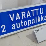 Lisäkilpi varatusta autopaikasta, materiaali kantattu alumiini. Kiinnitys liikennemerkkikiinnikkeillä tolppaan.