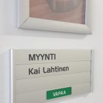 Nimikyltti Dymo-profiililla. tarratekstit, sekä vapaa/varattu liuskat.